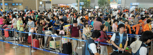 9일 오전 본격적은 휴가철을 맞아 인천국제공항 출국장이 휴가를 해외에서 보낼려는 사람들로 가득차 있다./ 안훈기자 rosedale@ 2010.07.09
Passengers for outbound flights wait to check in at Incheon International Airport.   Park Hyun-koo/The Korea Herald