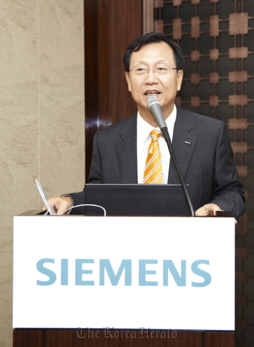 New Siemens Korea CEO Kim Jong-kap speaks at a press meeting in Seoul on Thursday.  Yonhap News