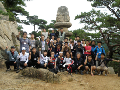 지난해 경주 남산으로 부자문화활동을 떠난 44명의 아버지들과 학생들이 산에 오른 뒤 기념사진을 찍기 위해 포즈를 취하고 있다.
