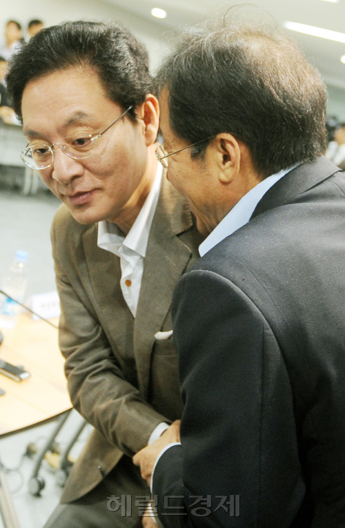한나라당 홍준표(오른쪽) 대표가  22일 오전 여의도 당사에서 열린 확대당직자회의장에서 정두언 여의도연구소장에게 다가 가 뭔가 읍소하는듯이 말을 건네고 있다.양동출dcyang@heraldm.com/110722/
한나라당 홍준표(오른쪽) 대표가  22일 오전 여의도 당사에서 열린 확대당직자회의장에서 정두언 여의도연구소장에게 다가 가 뭔가 읍소하는듯이 말을 건네고 있다.양동출dcyang@heraldm.com/110722/
홍준표(오른쪽) 한나라당 대표가 22일 오전 여의도 당사의 확대당직자회의장에서 정두언 여의도연구소장에게 다가가 말을 건네고 있다. 무슨 말을 들었는지 정 소장이 계면쩍어하는 듯하다.  양동출 기자 dcyang@