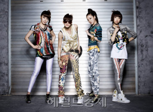 2NE1(박봄,  박산다라, 공민지, 씨엘),  가수  / ‘여전히 키치(KITCH)’ 이런 유치한...그래도 ‘난 나니까’