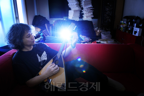 장영규,음악감독 /한국음악 전위의 또 다른 꿍꿍이셈…영화음악가 겸 뮤지션 장영규 인터뷰