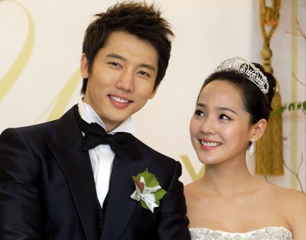 Newly wed couple Eugene (right) and Ki Tae-young poses for press before their wedding ceremony held at a church in Gyeonggi Province, Saturday. (Yonhap)