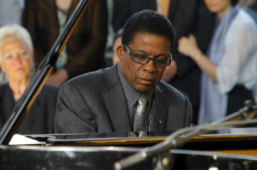 <YONHAP PHOTO-0357> US Jazzman Herbert Jeffrey "Herbie" Hancock, plays the piano during the ceremony for his new role as a UNESCO Goodwill Ambassador, at the UNESCO headquarters, in Paris, Friday, July 22, 2011. (AP Photo/Jacques Brinon)/2011-07-23 05:54:14/ <저작권자 ⓒ 1980-2011 ㈜연합뉴스. 무단 전재 재배포 금지.>
U.S. Jazzman Herbert Jeffrey “Herbie” Hancock plays the piano during the ceremony for his new role as a UNESCO Goodwill Ambassador at the UNESCO headquarters in Paris, Friday.  AP-Yonhap News