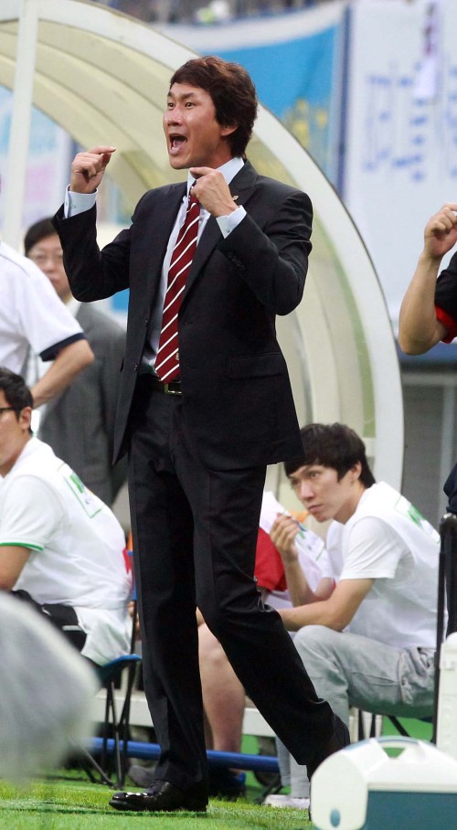 <YONHAP PHOTO-1279> 작전 지시 (대전=연합뉴스) 양영석 기자 = 23일 대전 월드컵경기장에서 열린 프로축구 대전시티즌과 강원FC의 경기. 유상철 대전시티즌 신임감독이 선수들에게 작전 지시를 내리고 있다.2011.7.23 youngs@yna.co.kr/2011-07-23 20:01:35/ <저작권자 ⓒ 1980-2011 ㈜연합뉴스. 무단 전재 재배포 금지.>
Daejeon Citizen head coach Yoo Sang-chul Yonhap News