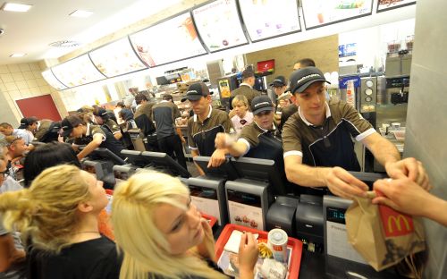 <YONHAP PHOTO-0168> People line-up at the desk of the first Bosnian McDonalds restaurant on July 20, 2011 in Sarajevo. The Sarajevo McDonalds opened after a four-year-long battle with administration, while some local media explaining the lengthy process with opposition of local restaurants owners. AFP PHOTO / ELVIS BARUKCIC /2011-07-22 00:58:44/ <저작권자 ⓒ 1980-2011 ㈜연합뉴스. 무단 전재 재배포 금지.>
McDonald’s said overseas sales growth outperformed the U.S. in the April-June quarter.   AFP-Yonhap News