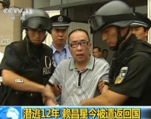 <YONHAP PHOTO-0799> This TV grab taken on July 23, 2011 from China's Central Television shows fugitive Chinese businessman Lai Changxing escorted by Chinese authorities after he landed in the Chinese capital aboard a civilian flight in the custody of Canadian police, in Beijing. Lai Changxing arrived in Beijing on July 23, 2011 after being deported from Canada, ending a 12-year legal and diplomatic tug-of-war that tested the countries' relations. AFP PHOTO /2011-07-24 06:41:46/ <저작권자 ⓒ 1980-2011 ㈜연합뉴스. 무단 전재 재배포 금지.>
Chinese businessman Lai Changxing is escorted by Chinese authorities after he landed in Beijing on Saturday. AFP-Yonhap News
Chinese businessman Lai Changxing is escorted by Chinese authorities after he landed in Beijing on Saturday. AFP-Yonhap News
Chinese businessman Lai Changxing is escorted by Chinese authorities after he landed in Beijing on Saturday. AFP-Yonhap News