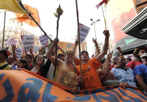 <YONHAP PHOTO-0373> Spain's "indignant" activists converge on the Puerta del Sol square in Madrid, on July 23, 2011, on the eve of another demonstration which will be held in the Spanish capital. Seven cross-country protest marches by Spain's "indignant" activists carrying sleeping bags and groundsheets set off from cities across the country at the end of June, including Barcelona, Malaga and Valencia, to applause from sympathisers. AFP PHOTO/ DANI POZO /2011-07-24 06:15:14/ <저작권자 ⓒ 1980-2011 ㈜연합뉴스. 무단 전재 재배포 금지.>
Spain’s “indignant” activists converge on the Puerta del Sol square in Madrid on Saturday. AFP-Yonhap News
