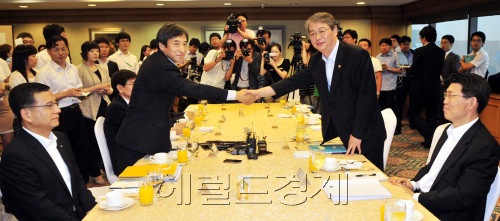 한국은행, 기획재정부 제1차 거시정책 협의회가 25일 서울 명동 은행회관에서 열려 임종룡 기획재정부 1차관과 이주열 한국은행 부총재가 악수를 나누고 있다.<br />김명섭 기자 msiron@
한국은행, 기획재정부 제1차 거시정책 협의회가 25일 서울 명동 은행회관에서 열려 임종룡 기획재정부 1차관과 이주열 한국은행 부총재가 악수를 나누고 있다.
김명섭 기자 msiron@