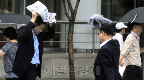25일 오전 서울을 비롯한 중부지역에 비가 내려 우산을 준비못한 출근길 직장인들이 신문으로 비를 피하고 있다. <br />김명섭 기자 msiron@
25일 오전 서울을 비롯한 중부지역에 비가 내려 우산을 준비못한 출근길 직장인들이 신문으로 비를 피하고 있다.
김명섭 기자 msiron@
25일 오전 서울을 비롯한 중부지역에 비가 내린 가운데 미처 우산을 준비하지 못한 직장인들이 신문지 등으로 비를 피하며 출근길을 서두르고 있다. 기상청은 전국이 계속해서 고기압의 가장자리에 들면서 26일에도 대기 불안정으로 소나기 오는 곳이 있겠다고 예보했다. 김명섭 기자/msiron@heraldm.com