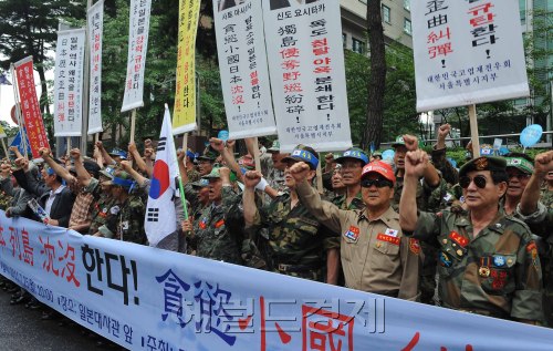 독도지키기 범국민운동연합, 대한민국고엽제전우회, 라이트 코리아회원들이 25일 오전 서울 종로구 일본대사관 앞에서 '독도 수호를 위한 범국민 결의대회'를 갖고 일본 자민당 의원들의 울릉도 방문철회를 촉구하고 있다. 이상섭 기자 babtong@heraldm.com 2011.07.25
독도지키기 범국민운동연합, 대한민국고엽제전우회, 라이트 코리아회원들이 25일 오전 서울 종로구 일본대사관 앞에서 '독도 수호를 위한 범국민 결의대회'를 갖고 일본 자민당 의원들의 울릉도 방문철회를 촉구하고 있다. 이상섭 기자 babtong@heraldm.com 2011.07.25
독도지키기 범국민운동연합, 대한민국고엽제전우회, 라이트 코리아회원들이 25일 오전 서울 종로구 일본대사관 앞에서 ‘독도 수호를 위한 범국민 결의대회’를 갖고 일본 자민당 의원들의 울릉도 방문철회를 강력 촉구하고 있다.         이상섭 기자/babtong@