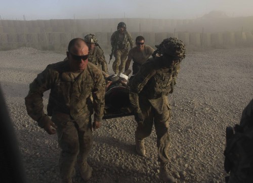 <YONHAP PHOTO-0781> U.S soldiers carried a wounded afghan soldier to a medevac helicopter from the US Army's Task Force Lift "Dust Off", Charlie Company 1-52 in Kandahar, Afghanistan, Saturday, July 23, 2011. The Afghan soldier shot himself. (AP Photo/Rafiq Maqbool)/2011-07-24 06:41:01/ <저작권자 ⓒ 1980-2011 ㈜연합뉴스. 무단 전재 재배포 금지.>
U.S soldiers carried a wounded afghan soldier to a medevac helicopter in Kandahar, Afghanistan on Saturday.  AP-Yonhap News
