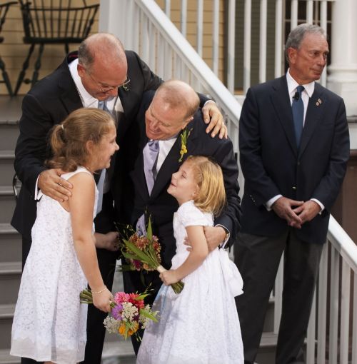 <YONHAP PHOTO-0969> New York City Mayor Michael Bloomberg (R) looks on while Jonathan Mintz (L), the city's consumer affairs commissioner, John Feinblatt (C), a chief adviser to the mayor, along with their daughters Maeve (2nd L) and Georgia do a group hug at Gracie Mansion in New York July 24, 2011. Hundreds of gay and lesbian New Yorkers were married this weekend, as the Empire State becomes the sixth state in the U.S. to embrace same-sex marriage. AFP PHOTO/DON EMMERT /2011-07-25 11:28:06/ <저작권자 ⓒ 1980-2011 ㈜연합뉴스. 무단 전재 재배포 금지.>
Newly-wed gay couple along with their daughters hug each other on Sunday.  AFP-Yonhap News