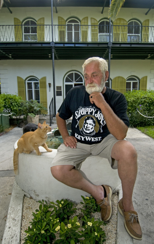 <YONHAP PHOTO-0535> In this photo provided by the Florida Keys News Bureau, Matt Gineo eyes a resident cat as he poses at the Ernest Hemingway Home & Museum Sunday, July 24, 2011, in Key West, Fla. Gineo won the "Papa" Hemingway Look-Alike contest late Saturday, July 23, at Sloppy Joe's Bar. It was the twelfth try for Gineo, a 64-year-old Jensen Beach, Fla., biomedical engineer who bested 120 other entrants. The contest was a highlight event of the annual Hemingway Days festival that ends Sunday. (AP Photo/Florida Keys News Bureau, Andy Newman)/2011-07-25 08:42:23/ <저작권자 ⓒ 1980-2011 ㈜연합뉴스. 무단 전재 재배포 금지.>
In this photo provided by the Florida Keys News Bureau, Matt Gineo eyes a resident cat as he poses at the Ernest Hemingway Home & Museum Sunday in Key West, Florida.  AP-Yonhap News