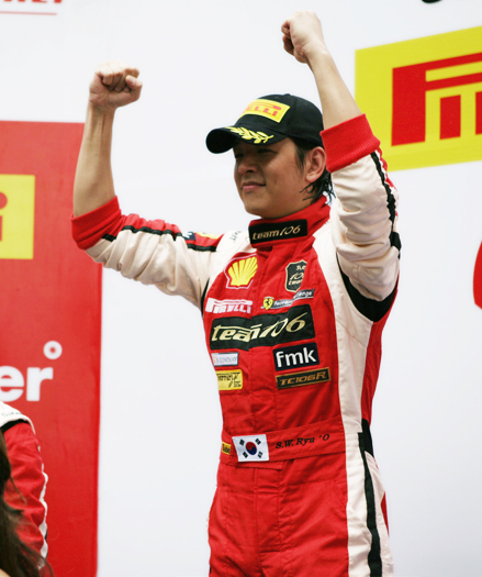Ryu Si-won celebrates his victory at the Ferrari Challenge Race in Shanghai, Monday. (Yonhap)