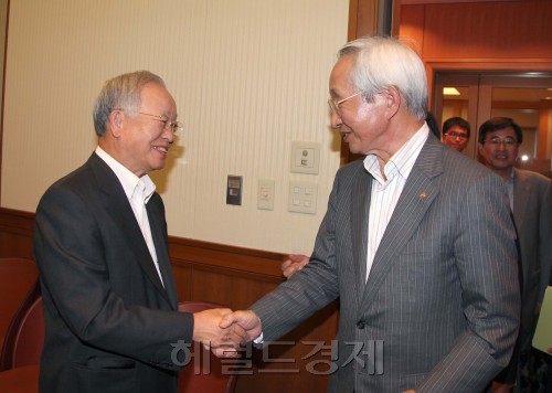 손경식(왼쪽) 대한상의 회장이 25일 저녁 일본 오사카 제국호텔에서 열린 한ㆍ일수뇌회의 환영만찬에서  오카무라 다다시 일본상의 회장을 만나 반갑게 악수하고 있다.