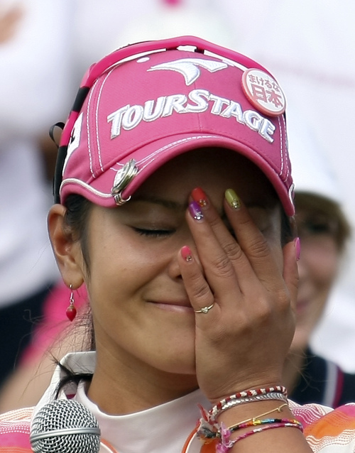 <YONHAP PHOTO-0659> Ai Miyazato of Japan reacts after winning the Evian Masters women's golf tournament in Evian, eastern France, Sunday, July 24, 2011. (AP Photo/Claude Paris)/2011-07-25 09:05:33/ <저작권자 ⓒ 1980-2011 ㈜연합뉴스. 무단 전재 재배포 금지.>
<YONHAP PHOTO-0659> Ai Miyazato of Japan reacts after winning the Evian Masters women's golf tournament in Evian, eastern France, Sunday, July 24, 2011. (AP Photo/Claude Paris)/2011-07-25 09:05:33/ <저작권자 ⓒ 1980-2011 ㈜연합뉴스. 무단 전재 재배포 금지.>
<YONHAP PHOTO-0659> Ai Miyazato of Japan reacts after winning the Evian Masters women's golf tournament in Evian, eastern France, Sunday, July 24, 2011. (AP Photo/Claude Paris)/2011-07-25 09:05:33/ <저작권자 ⓒ 1980-2011 ㈜연합뉴스. 무단 전재 재배포 금지.>
