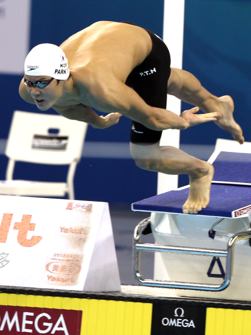 <YONHAP PHOTO-0868> 200m도 가자 (상하이=연합뉴스) 배재만 기자 = 25일 중국 상하이 오리엔탈 스포츠센터 수영장에서 열린 2011 국제수영연맹(FINA) 세계수영선수권대회 남자 자유형 200m 예선에서 박태환이 힘찬 출발을 하고 있다. 2011.7.25 scoop@yna.co.kr http://blog.yonhapnews.co.kr/f6464/2011-07-25 10:53:43/ <저작권자 ⓒ 1980-2011 ㈜연합뉴스. 무단 전재 재배포 금지.>
