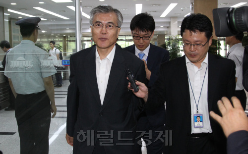 문재인, 사람사는세상 노무현재단 이사장/ /4년만에 ‘정치 중심지’ 찾은 문재인…손학규 코앞에서 野통합 압박/(연합)
