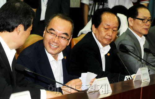 박재완 기획재정부장관이 27일 세종로정부청사에서 장관급으로 격상된 첫 물가관계장관회의를 주재하고 있다. 박현구 기자phko@heraldm.com 2011.07.26
박재완 기획재정부장관이 27일 세종로정부청사에서 장관급으로 격상된 첫 물가관계장관회의를 주재하고 있다. 박현구 기자phko@heraldm.com 2011.07.26
박재완 기획재정부장관은 27일 세종로 정부청사에서 첫 물가관계장관 대책 회의를 주재했다. 물가 관련 회의는 보통 차관급이 참석했지만 대통령의 특별 지시로 장관급으로 격상됐다.  박현구 기자/phko@heraldm.com
박재완 기획재정부장관은 27일 세종로 정부청사에서 첫 물가관계장관 대책 회의를 주재했다. 물가 관련 회의는 보통 차관급이 참석했지만 대통령의 특별 지시로 장관급으로 격상됐다.  박현구 기자/phko@heraldm.com