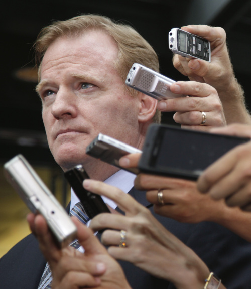 <YONHAP PHOTO-0066> NFL football Commissioner Roger Goodell participates in a news conference at the NFL Players Association in Washington, Monday, July 25, 2011, after the NFL Players Association executive board and 32 team reps voted unanimously Monday to approve the terms of a deal with owners to the end the 4?-month lockout. (AP Photo/Carolyn Kaster)/2011-07-26 04:21:39/ <저작권자 ⓒ 1980-2011 ㈜연합뉴스. 무단 전재 재배포 금지.>
NFL commissioner Roger Goodell speaks to the media on Monday. AP-Yonhap News