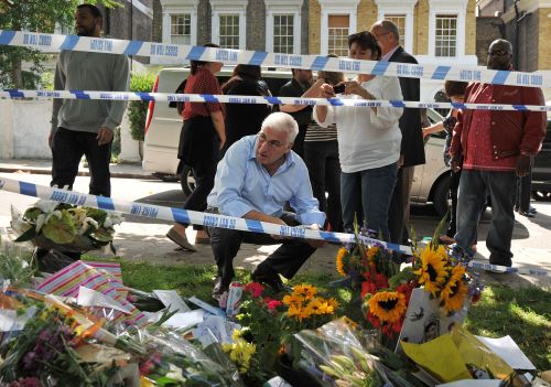 <YONHAP PHOTO-2068> Mitch (Crouching C) and Janis Winehouse, (Centre R) father and mother of late British singer Amy Winehouse, look at flowers, pictures and messages left in tribute to their daughter near her house in north London, on July 25, 2011. The family of troubled British singer Amy Winehouse said Sunday they have been left "bereft" by her loss at the age of 27 as grieving fans left tributes outside the London home where she was found dead. Police said the death of the Grammy award-winning soul diva -- who immortalised her struggles with drink and drugs in the hit "Rehab" -- was still unexplained and that an autopsy would not be scheduled until Monday. AFP PHOTO / BEN STANSALL /2011-07-25 20:22:28/ <저작권자 ⓒ 1980-2011 ㈜연합뉴스. 무단 전재 재배포 금지.>
Mitch (crouching) and Janis Winehouse, (center right) father and mother of late British singer Amy Winehouse, look at flowers, pictures and messages left in tribute to their daughter near her house in north London, on Monday.   AFP-Yonhap News