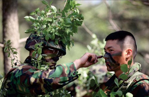 The photo shows marine Hyun Bin preparing for military training.
(Yes24 via Yonhap)
