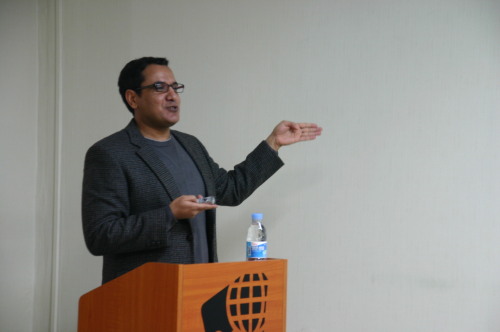 Mahmoud Abdul Ghafar, professor of Arabic at Chosun University, speaks in March about the political situation in his native Egypt.    GIC