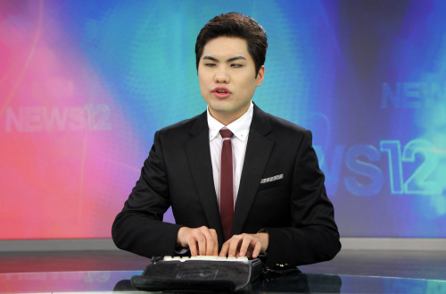<YONHAP PHOTO-0940> KBS 장애인뉴스앵커로 선발된 이창훈 씨 (서울=연합뉴스) 유용석 기자 = 국내 최초 장애인 앵커로 선발된 시각장애 1급의 이창훈 씨가 25일 오전 서울 영등포구 여의도동 KBS 신관 내 스튜디오에서 열린 뉴스앵커 위촉식에 참석해 점자정보단말기를 이용한 뉴스진행 시범을 선보이고 있다. 2011.7.25 yalbr@yna.co.kr/2011-07-25 11:18:59/ <저작권자 ⓒ 1980-2011 ㈜연합뉴스. 무단 전재 재배포 금지.>
Lee Chang-hoon
Lee Chang-hoon