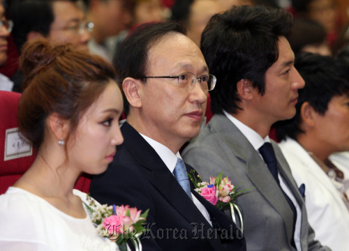 Goodwill ambassadors of the Unification Ministry, actress Lee Yu-ri and actor Jeong Jun-ho and Unification Minister Hyun In-taek (middle), attend the launch ceremony of the ministry’s 2011 peace march event Tuesday.  Yonhap News