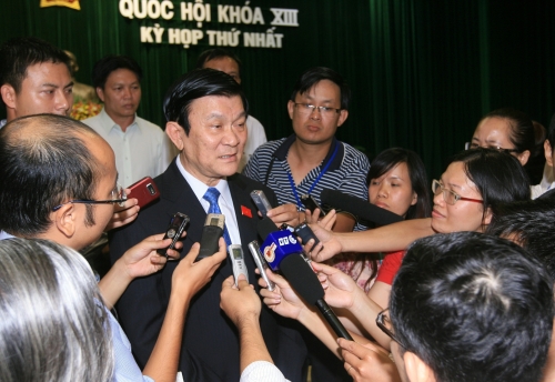 <YONHAP PHOTO-2641> (110725) -- HANOI, July 25, 2011 (Xinhua) -- Truong Tan Sang (C), the elected Vietnamese state president, speaks to the media in Hanoi, capital of Vietnam, July 25, 2011. The ongoing first session of the 13th National Assembly (NA) of Vietnam, the country's top legislature, elected Truong Tan Sang as state president Monday afternoon. (Xinhua/Tong Yi)(zf)/2011-07-25 23:53:28/ <저작권자 ⓒ 1980-2011 ㈜연합뉴스. 무단 전재 재배포 금지.>
President Truong Tan Sang
Xinhua-Yohap News
Vietnam names new president amid China rift