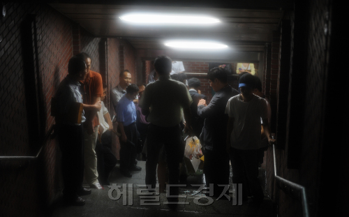 26일 오후 서울시내에 갑작스러운 기습폭우가 쏟아지는 가운데 서울 서소문의 지하철역에서 우산을 미쳐 준비하지 못한 시민들이 비가 그치기만을 기다리고 있다.<br />이상섭기자 babtong@heraldm.com 2011.07.26
26일 오후 서울시내에 갑작스러운 기습폭우가 쏟아지는 가운데 서울 서소문의 지하철역에서 우산을 미쳐 준비하지 못한 시민들이 비가 그치기만을 기다리고 있다.
이상섭기자 babtong@heraldm.com 2011.07.26
