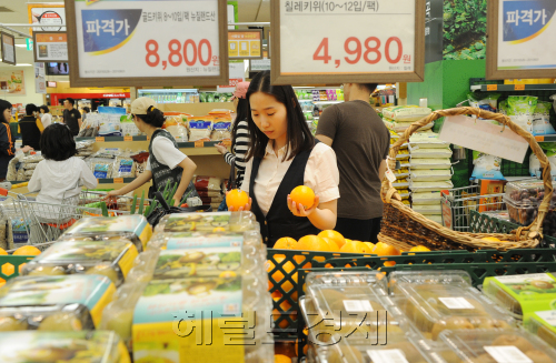 유통기자 고물가 현장체험.<br />이상섭 기자 babtong@heraldm.com 2011.05.30
유통기자 고물가 현장체험.
이상섭 기자 babtong@heraldm.com 2011.05.30