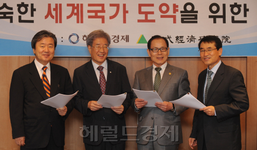 월례좌담회.<br />이상섭 기자 babtong@heraldm.com 2011.07.26