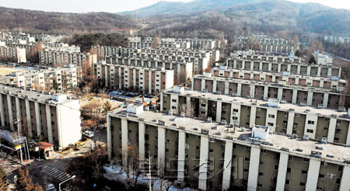 강남 재건추 아파트의 급매물이 속속 거래되면서 시장의 본격적인 회복 기대감을 높이고 있다. 사진은 최근 정비기본계획안이 공개된 개포주공 아파트 전경.
