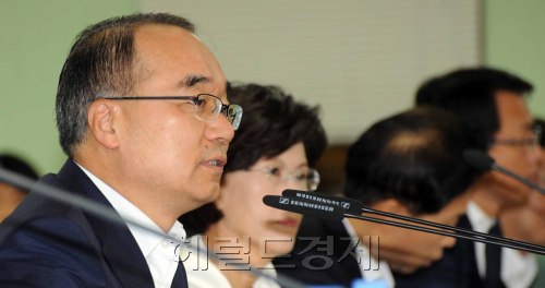 27일 정부 과천청사에서 열린 경제정책조정회의에서 박재완 기획재정부 장관이 회의를 주재하고 있다.<br />김명섭 기자 msiron@
27일 정부 과천청사에서 열린 경제정책조정회의에서 박재완 기획재정부 장관이 회의를 주재하고 있다.
김명섭 기자 msiron@
정부는 27일 정부과천청사에서 경제정책조정회의를 열고 중소기업 지원과 전통시장 활성화를 중심으로 내수 활성화 방안에 대해 논의했다. 박재완 기획재정부 장관이 회의를 주재하고 있다. 김명섭 기자/msiron@