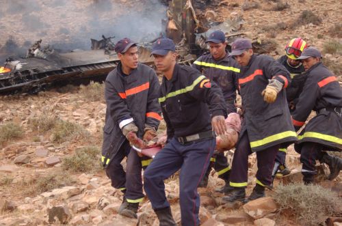 <YONHAP PHOTO-0147> Rescuers carry a body after a military transport place crashed in southern Morocco on July 26, 2011. A military transport plane slammed into a mountainside in bad weather in southern Morocco today, killing all 80 people on board, a hospital source said. The army earlier said 78 people were killed and three were rushed to hospital in serious condition after the Hercules C-130 crashed on the edge of the Sahara desert in Morocco's worst military aviation disaster. AFP PHOTO / STR /2011-07-27 01:24:49/ <저작권자 ⓒ 1980-2011 ㈜연합뉴스. 무단 전재 재배포 금지.>
Rescuers carry a body after a military transport plane crashed in southern Morocco on Tuesday. AFP-Yonhap News