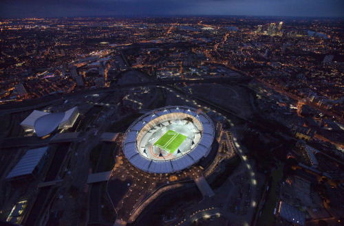 <YONHAP PHOTO-0931> In this image made available July 25, 2011 by the London Organising Committee of the Olympic and Paralympic Games (LOCOG), an aerial photo of the London 2012 Olympic Stadium to mark "1 year to go to the Olympic Games" is seen in London. The number one mown into the grass in the Olympic Stadium indicates the start the celebrations for the "1 year to go" milestone. (AP Photo/LOCOG, Anthony Charlton) EDITORIAL USE ONLY/2011-07-27 08:35:32/ <저작권자 ⓒ 1980-2011 ㈜연합뉴스. 무단 전재 재배포 금지.>
An aerial photo of the London 2012 Olympic Stadium AP-Yonhap News