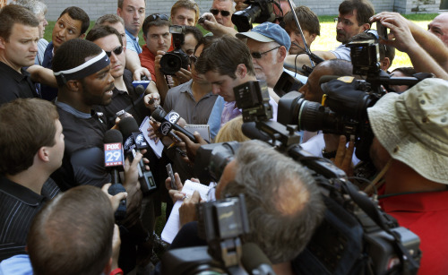 <YONHAP PHOTO-0106> Philadelphia Eagles' Michael Vick, left in headband, speaks after coming back out to talk to the media at the teams NFL football training facility Tuesday, July 26, 2011 in Philadelphia. (AP Photo/Alex Brandon)/2011-07-27 01:06:25/ <저작권자 ⓒ 1980-2011 ㈜연합뉴스. 무단 전재 재배포 금지.>
Philadelphia Eagles quarterback Michael Vick (left in headband) speaks to the media after practice on Tuesday.  AP-Yonhap News