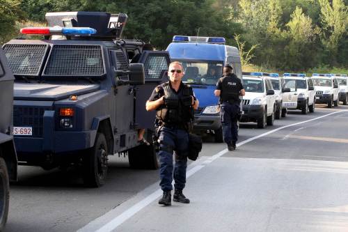 <YONHAP PHOTO-1599> Kosovo police units wait near blockades setup by Kosovo Serbs on the Leposavic-Mitrovica road as a response to the capturing of two border crossings by Kosovo police, who seek to enforce an embargo of Serbian goods, near Leposavic, on July 26, 2011. Kosovo special police units on July 25 took control of two border crossings to enforce a new ban on imports from Serbia in a tit-for-tat move against the embargo imposed by Belgrade since 2008, when Kosovo unilaterally declared its independence. AFP PHOTO / SASA DJORDJEVIC /2011-07-26 21:08:37/ <저작권자 ⓒ 1980-2011 ㈜연합뉴스. 무단 전재 재배포 금지.>
Kosovo P.M. backs move into Serb-run north
Kosovo P.M. backs move into Serb-run north