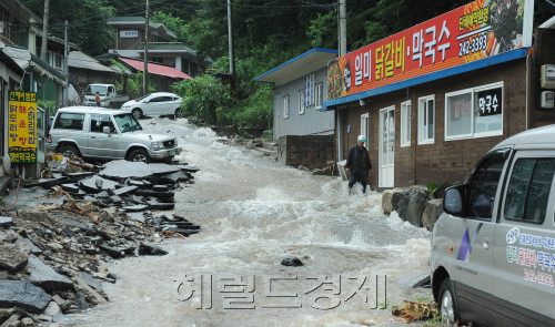 27일 새벽 0시 10분쯤 강원도 춘천시 신북읍 천전리 소양강댐 인근에서 산사태가 발생해 펜션 2곳과 음식점을 덮쳐 펜션에 투숙하고 있던 대학생 35명과 또 다른 투숙객 8명, 음식점 주인 1명 등 40여명이 매몰돼 이 가운데 대학생 이 모(20) 씨 등 9명이 숨지는 사고가 발생 구조작업과 매몰자를 수습하고 있다. 박현구 기자phko@heraldm.com 2011.07.27
27일 새벽 0시 10분쯤 강원도 춘천시 신북읍 천전리 소양강댐 인근에서 산사태가 발생해 펜션 2곳과 음식점을 덮쳐 펜션에 투숙하고 있던 대학생 35명과 또 다른 투숙객 8명, 음식점 주인 1명 등 40여명이 매몰돼 이 가운데 대학생 이 모(20) 씨 등 9명이 숨지는 사고가 발생 구조작업과 매몰자를 수습하고 있다. 박현구 기자phko@heraldm.com 2011.07.27