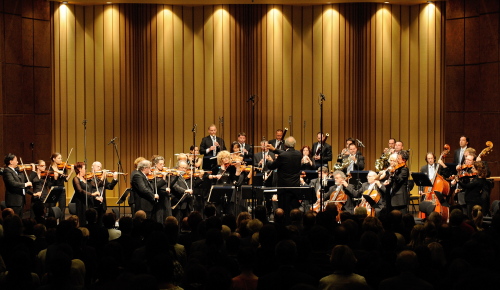 <YONHAP PHOTO-1587> The Israel Chamber Orchestra perform in Bayreuth, southern Germany Tuesday July 26, 2011. The Israeli orchestra is performing the music of Richard Wagner at the annual Bayreuth opera festival, breaking the unofficial rule against playing the music of Adolf Hitler's favorite composer. Organizers say the concert Tuesday by the Israel Chamber Orchestra is the first time an Israeli orchestra has played Wagner in Germany. The American Gathering of Holocaust Survivors and their Descendants is criticizing the concert as a "disgraceful abandonment of solidarity with those who suffered unspeakable horrors by the purveyors of Wagner's banner." (AP Photo/dapd/ Lennart Preiss)/2011-07-26 21:06:46/ <저작권자 ⓒ 1980-2011 ㈜연합뉴스. 무단 전재 재배포 금지.>
The Israel Chamber Orchestra performs in Bayreuth, Germany, Tuesday.  AP-Yonhap News