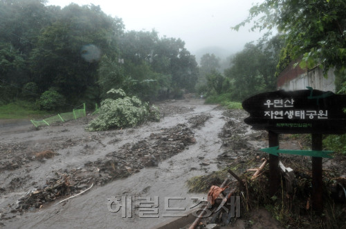 27일 서울에 내린 집중호우로 우면산자연생태공원의 저수지가 터져 물줄기가 형촌마을을 덮쳤다. 물줄기가 마을중앙을 관통,60가구가 고립되었다.<br />정희조 기자/checho@heraldm.com 110727
27일 서울에 내린 집중호우로 우면산자연생태공원의 저수지가 터져 물줄기가 형촌마을을 덮쳤다. 물줄기가 마을중앙을 관통,60가구가 고립되었다.
정희조 기자/checho@heraldm.com 110727
