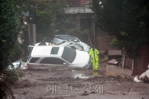 27일 서울에 내린 집중호우로 우면산자연생태공원의 저수지가 터져 물줄기가 형촌마을을 덮쳤다. 물줄기가 마을중앙을 관통,60가구가 고립되었다. <br />정희조 기자/checho@heraldm.com 110727
27일 서울에 내린 집중호우로 우면산자연생태공원의 저수지가 터져 물줄기가 형촌마을을 덮쳤다. 물줄기가 마을중앙을 관통,60가구가 고립되었다.
정희조 기자/checho@heraldm.com 110727