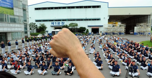 기아차 노조 집행부는 5일 오후 소하리 공장 본관 앞에서 "2010년 임.단투 승리를 위한 결의대회"를 갖고 있다. 노조는 올해 현행 전임자수 보장 등을 골자로 한 임단협 요구안을 제시했지만 사측은 불법을 수용할 수 없다는 입장을 고수하며 협상이 이뤄지지 않자 계란을 투척하며 항의했다. 박현구기자phko@heraldm.com 2010.07.05