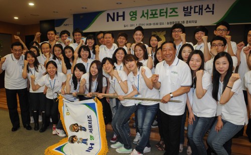27일 오후 서대문 농협중앙회 중회의실에서 최원병 농협중앙회회장, NH영서포터즈,임직원등 200여명이 참석한 가운데 농협 대학생 홍보대사 NH 영서포터즈 발대식이 열렸다. <br />'NH 영 서포터즈’는 젊고 활력 넘치는 농협의 역동성 추구 가치에 걸맞게 블로그와 트위터 페이스북 등 소셜미디어를 통해 젊은 고객과의 소통에앞장서며 UCC 제작 활용으로 변화하는 농협의 모습을 전파한다.<br />이상섭 기자 babtong@heraldm.com 2011.07.27
27일 오후 서대문 농협중앙회 중회의실에서 최원병 농협중앙회회장, NH영서포터즈,임직원등 200여명이 참석한 가운데 농협 대학생 홍보대사 NH 영서포터즈 발대식이 열렸다.
'NH 영 서포터즈’는 젊고 활력 넘치는 농협의 역동성 추구 가치에 걸맞게 블로그와 트위터 페이스북 등 소셜미디어를 통해 젊은 고객과의 소통에앞장서며 UCC 제작 활용으로 변화하는 농협의 모습을 전파한다.
이상섭 기자 babtong@heraldm.com 2011.07.27
27일 오후 서대문 농협중앙회 중회의실에서 최원병 농협중앙회회장, NH영서포터즈,임직원등 200여명이 참석한 가운데 농협 대학생 홍보대사 NH 영서포터즈 발대식이 열렸다.
'NH 영 서포터즈’는 젊고 활력 넘치는 농협의 역동성 추구 가치에 걸맞게 블로그와 트위터 페이스북 등 소셜미디어를 통해 젊은 고객과의 소통에앞장서며 UCC 제작 활용으로 변화하는 농협의 모습을 전파한다.
이상섭 기자 babtong@heraldm.com 2011.07.27