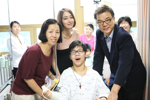 이민정, 영화배우/ 이민정, 소아암 병동에서 희망노래 부르다