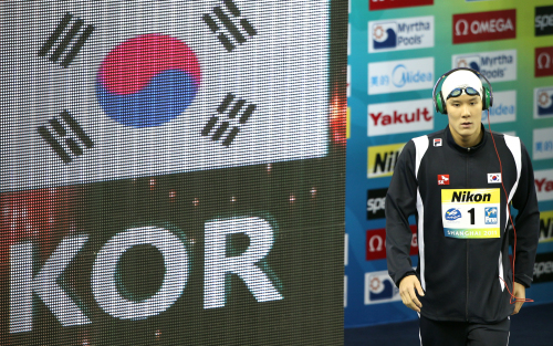<YONHAP PHOTO-2704> 대한민국의 자랑스런 아들 박태환 (상하이=연합뉴스) 배재만 기자 = 마린보이 박태환이 27일 중국 상하이 오리엔탈 스포츠센터 수영장에서 열린 2011 국제수영연맹(FINA) 세계수영선수권대회 남자 자유형 100m 준결승전을 위해 입장하고 있다. 2011.7.27 scoop@yna.co.kr http://blog.yonhapnews.co.kr/f6464/2011-07-27 20:28:28/ <저작권자 ⓒ 1980-2011 ㈜연합뉴스. 무단 전재 재배포 금지.>
Park Tae-hwan has put emphasis on improving his dolphin kicks. Yonhap News
