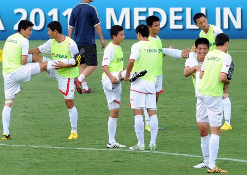 <YONHAP PHOTO-0299> North Korea's football team players stretch during a training session in Medellin, Antioquia department, Colombia, on July 27, 2011. North Korea will face England, Mexico and Argentina in Group F, during the FIFA's Under 20 World Cup football tournament that begins on July 29 in Colombia. AFP PHOTO/Raul ARBOLEDA /2011-07-28 08:00:55/ <저작권자 ⓒ 1980-2011 ㈜연합뉴스. 무단 전재 재배포 금지.>