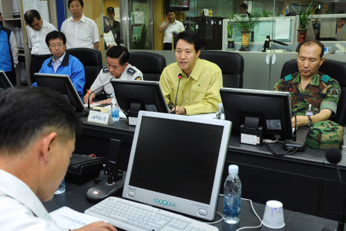 <YONHAP PHOTO-2385> 서울시 수해 관련 대책회의 (서울=연합뉴스) 오세훈 서울시장이 27일 오후 서울시 재난안전대책본부에서 수도방위사령부, 서울지방경찰청과 함께 수해관련 관계기관 대책회의를 주재하고있다. 2011.7.27 << 서울시청 >> photo@yna.co.kr/2011-07-27 18:16:07/ <저작권자 ⓒ 1980-2011 ㈜연합뉴스. 무단 전재 재배포 금지.>
<YONHAP PHOTO-2385> 서울시 수해 관련 대책회의 (서울=연합뉴스) 오세훈 서울시장이 27일 오후 서울시 재난안전대책본부에서 수도방위사령부, 서울지방경찰청과 함께 수해관련 관계기관 대책회의를 주재하고있다. 2011.7.27 << 서울시청 >> photo@yna.co.kr/2011-07-27 18:16:07/ <저작권자 ⓒ 1980-2011 ㈜연합뉴스. 무단 전재 재배포 금지.>
<YONHAP PHOTO-2385> 서울시 수해 관련 대책회의 (서울=연합뉴스) 오세훈 서울시장이 27일 오후 서울시 재난안전대책본부에서 수도방위사령부, 서울지방경찰청과 함께 수해관련 관계기관 대책회의를 주재하고있다. 2011.7.27 << 서울시청 >> photo@yna.co.kr/2011-07-27 18:16:07/ <저작권자 ⓒ 1980-2011 ㈜연합뉴스. 무단 전재 재배포 금지.>